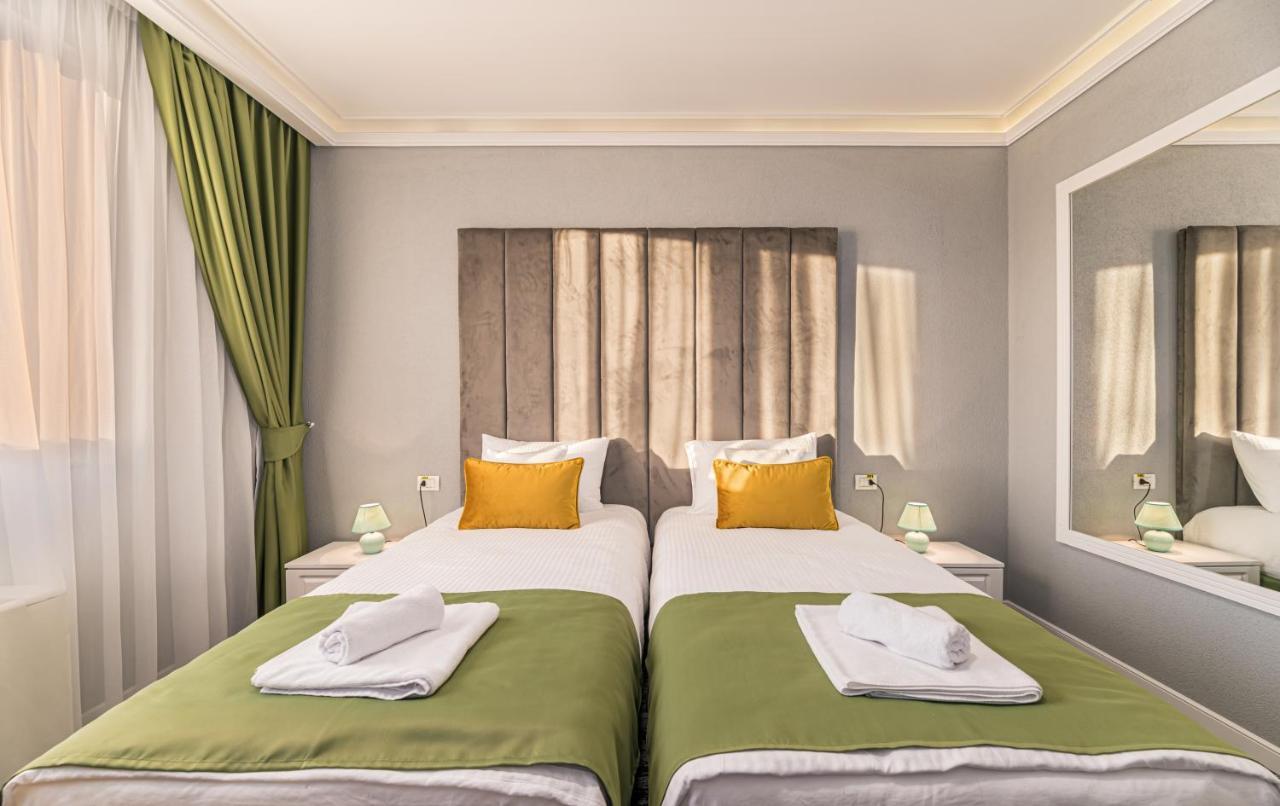 Stejarii Resort 伊内乌 外观 照片