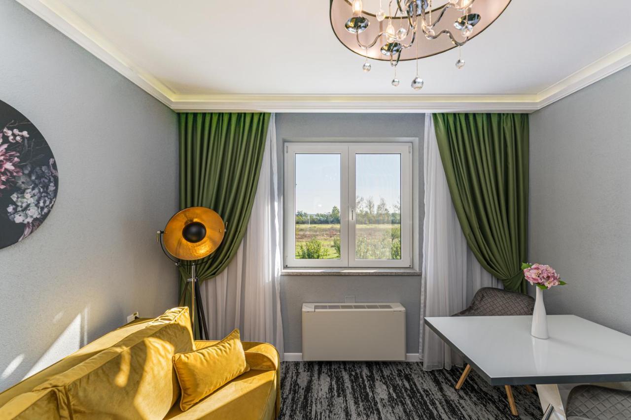 Stejarii Resort 伊内乌 外观 照片