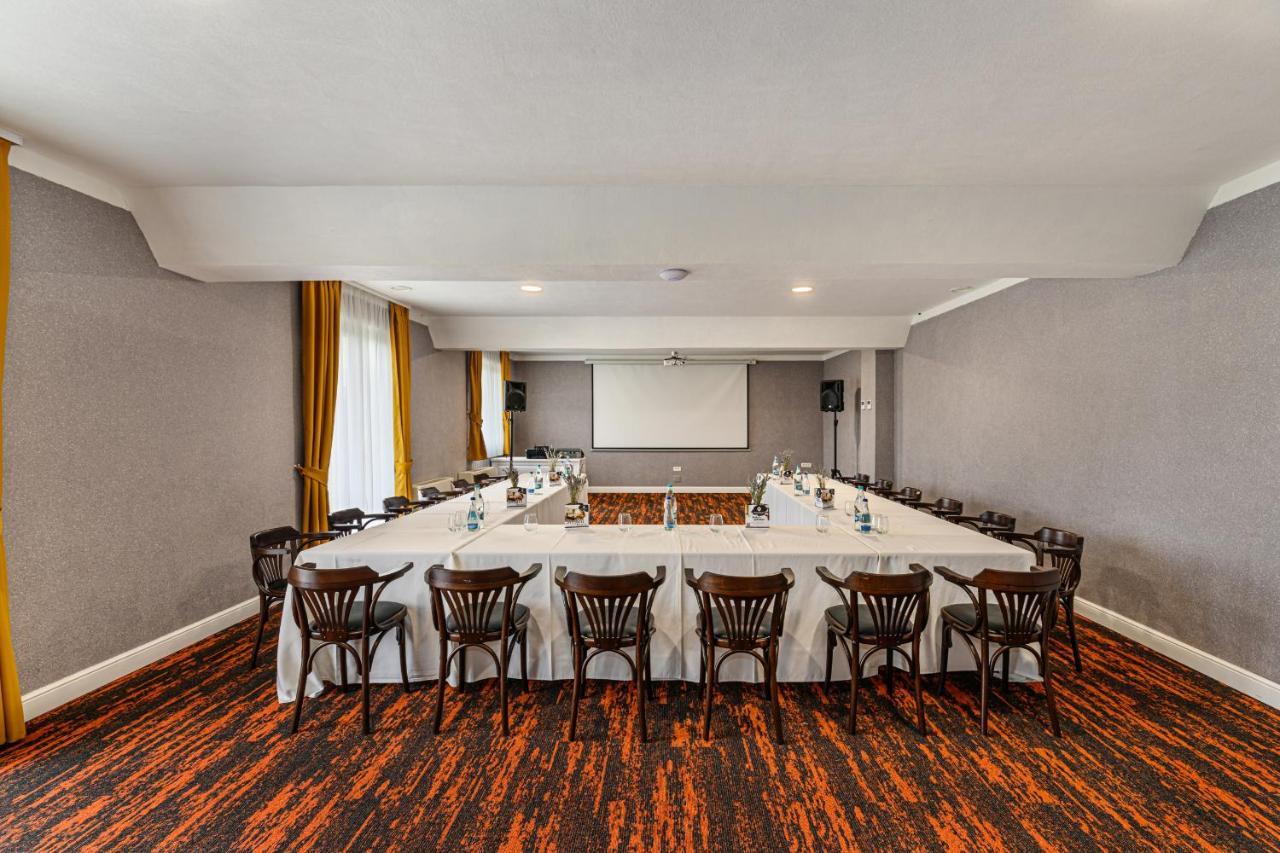 Stejarii Resort 伊内乌 外观 照片