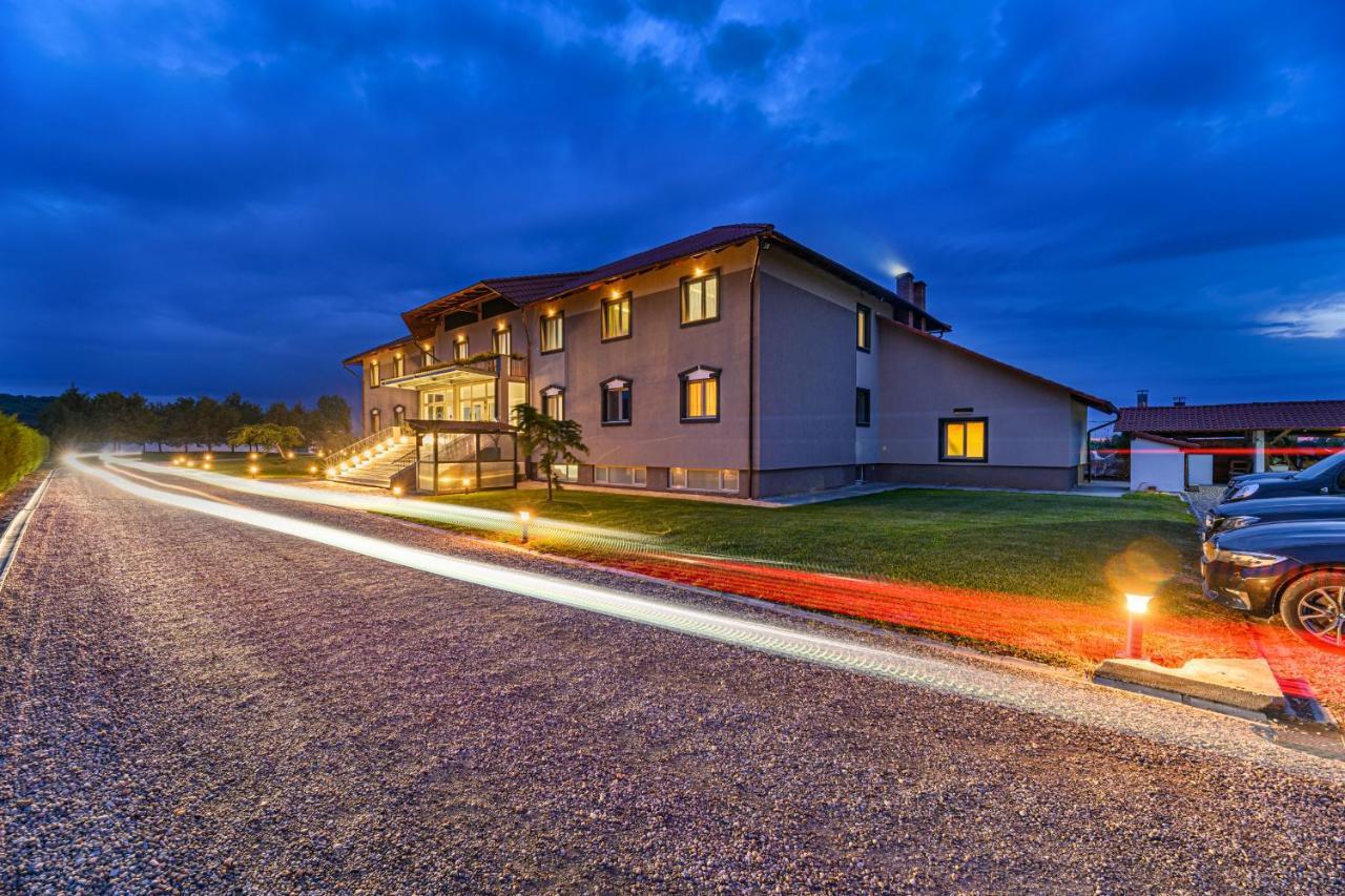 Stejarii Resort 伊内乌 外观 照片