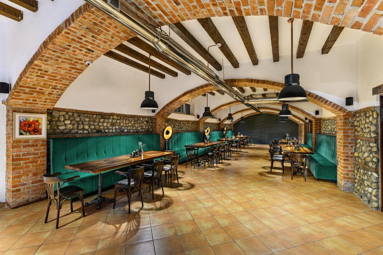 Stejarii Resort 伊内乌 外观 照片