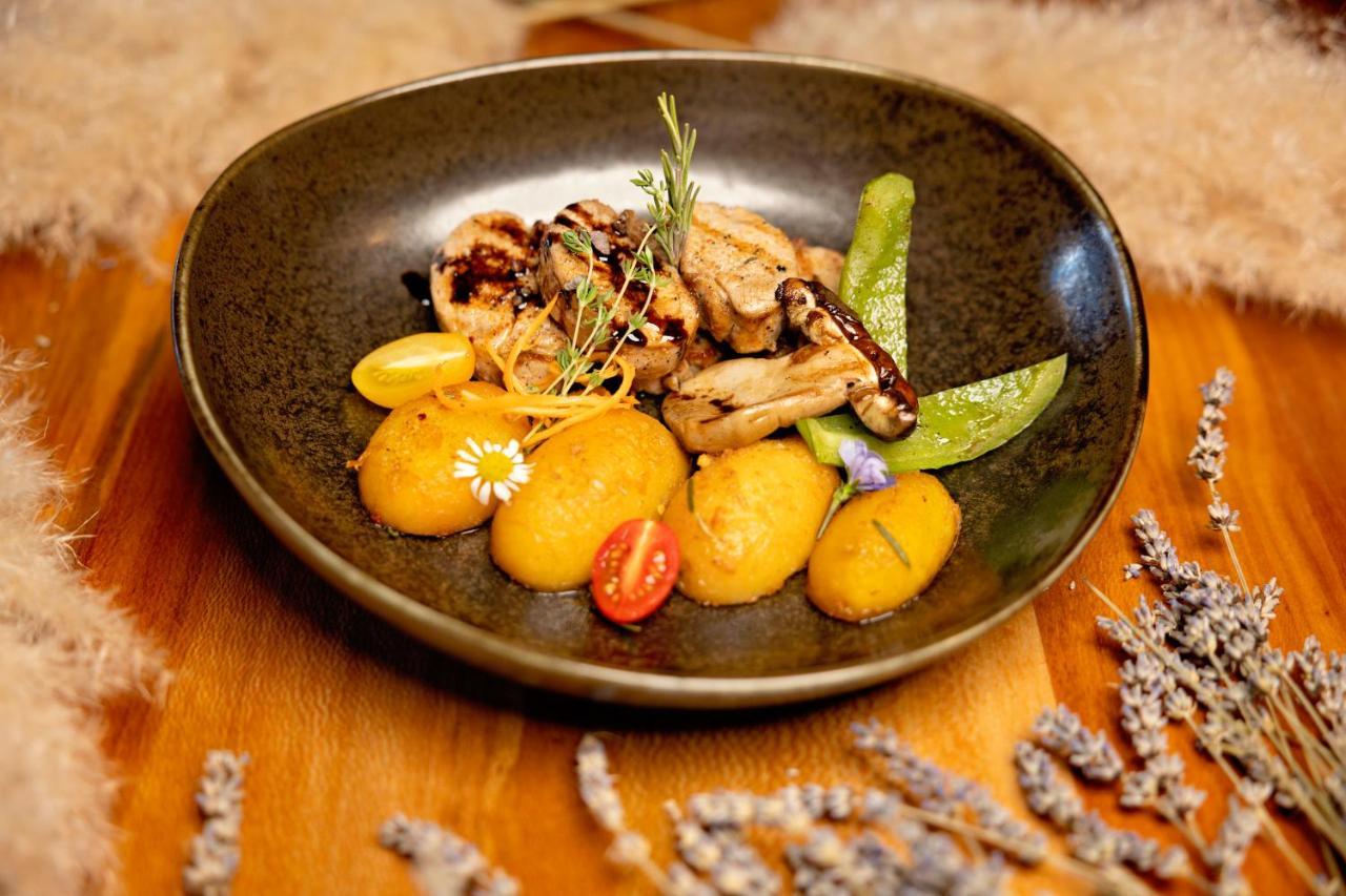 Stejarii Resort 伊内乌 外观 照片